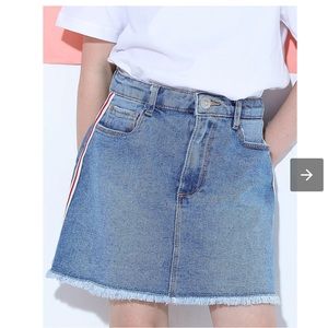 Zara Girls Striped Side Raw Hem Denim Skirt Color : Medium Wash